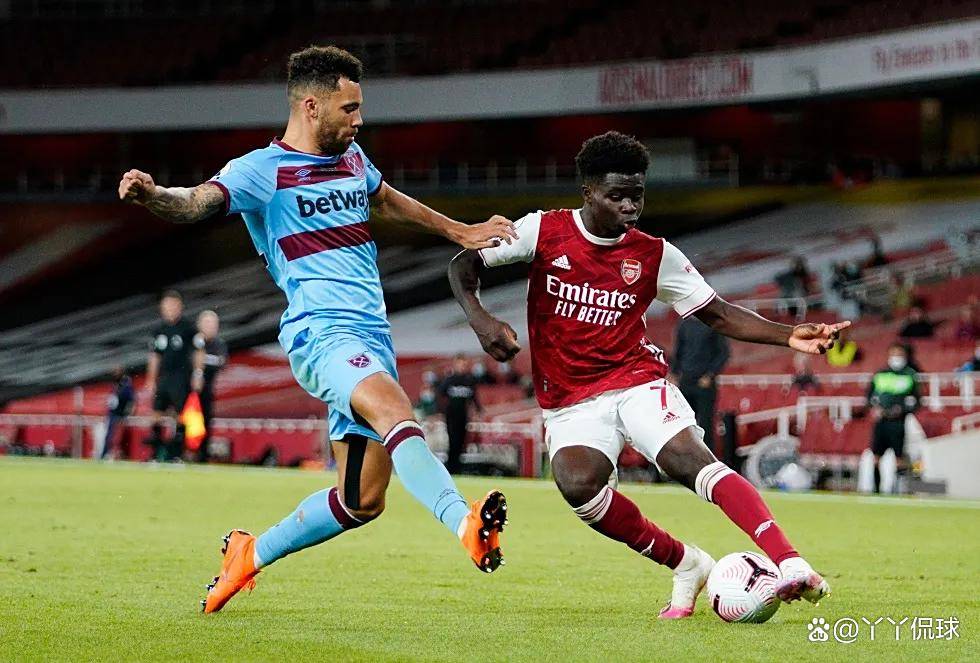 你是哪边的？本菲卡门将特鲁宾扑点后被队友阿劳若补射进球